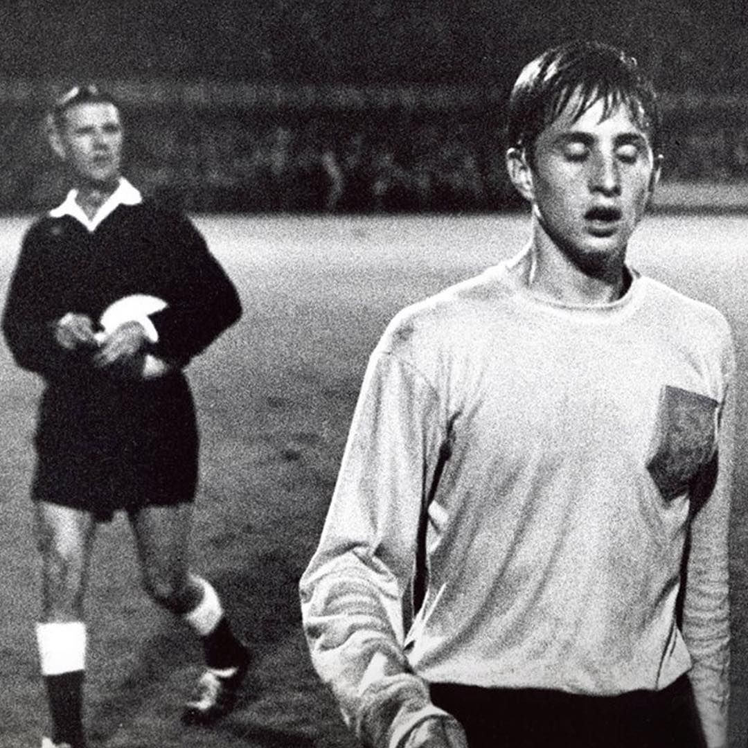 Johan Cruyff (kanan) saat melawan Hungaria pada tahun 1966