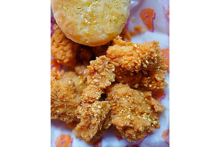 Menu chicken wings berlapis emas 24 karat dari Popeyes