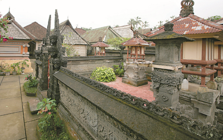 Salah satu bagian yang ada di halaman rumah adalah tempat suci. Dalam bahasa daerahnya, tempat suci ini disebut sanggah. Di sini, pemilik rumah setiap hari berdoa memuja leluhur dan Ida Sang Hyang Widhi. Di dalam sanggah, umumnya terdapat 3-4 buah pelinggih (bangunan mirip pura kecil). 