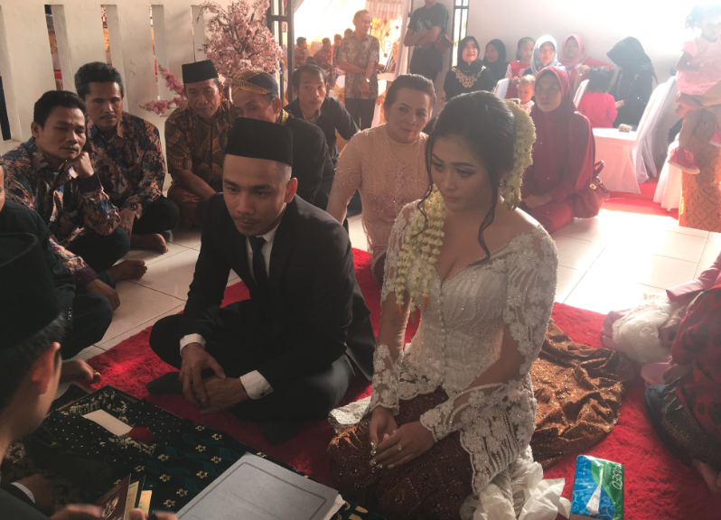 Penyanyi Ovi Sovianti eks Duo Serigala resmi menjadi istri Franky Roring yang berlangsung pada pukul