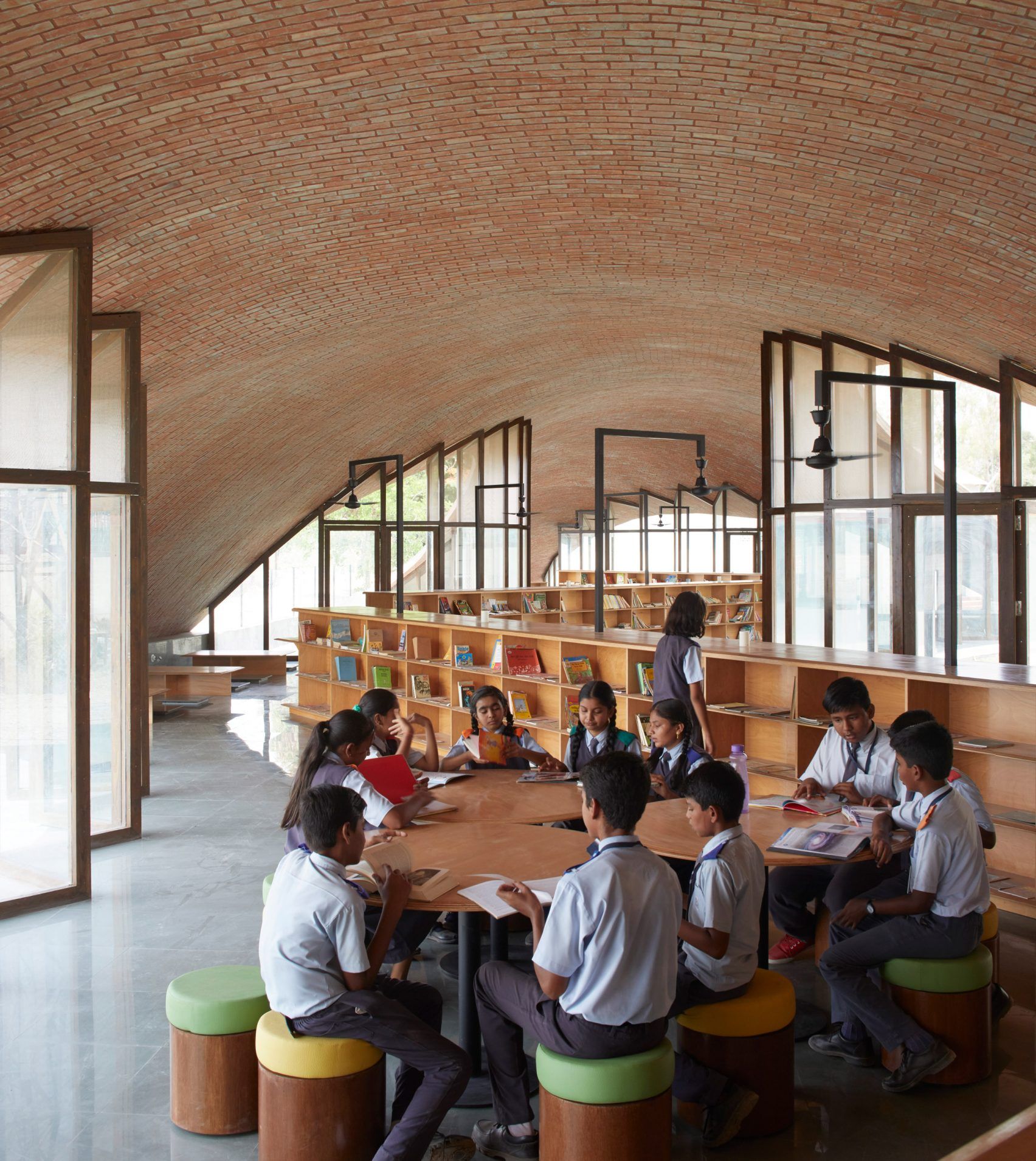 Unik! Perpustakaan Sekolah di India Dibangun dengan Atap Bergelombang