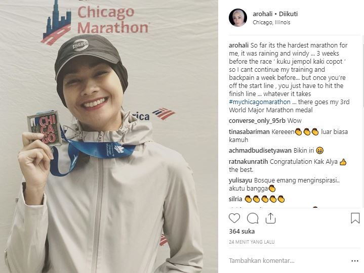 Alya Rohali pamer medali Chicago Marathon.