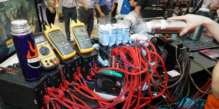 Extreme Overclocking membutuhkan banyak instrumen pengukur supaya suhu dan listriknya tidak berlebih dan merusak komponen. (Image Credits: Anandtech)