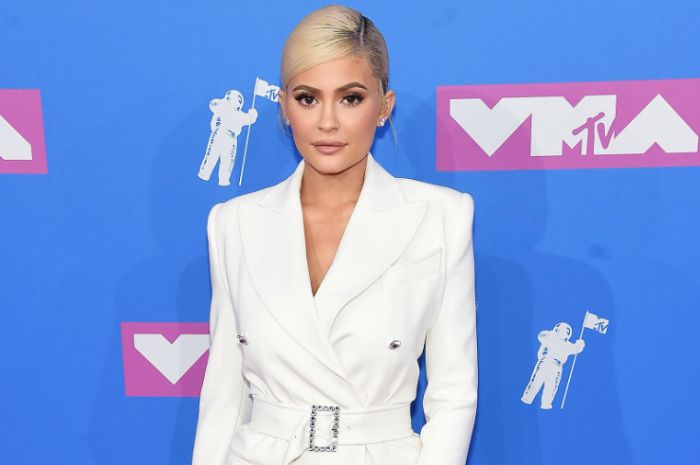 Tampilan Kylie Jenner dengan blazer dan biker short sangat memikat