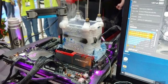 Komponen komputer yang di-overclock ditutupi dengan alat khusus supaya liquid Nitrogen tidak tumpah ketika dituangkan. (Image Credits: Engadget/Richard Lai)