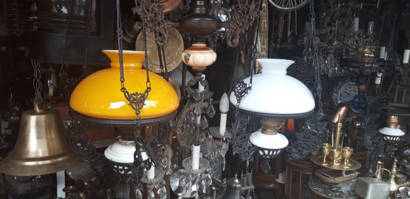 Lampu gatung di pasar barang antik