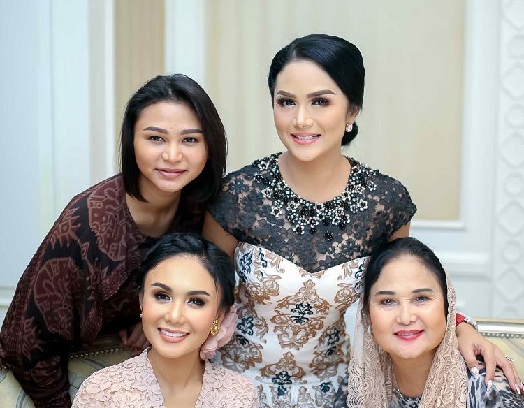 Tak Eksis Di Dunia Hiburan Begini Cantiknya Pesona Adik Yuni Shara Dan Krisdayanti Semua Halaman Nova