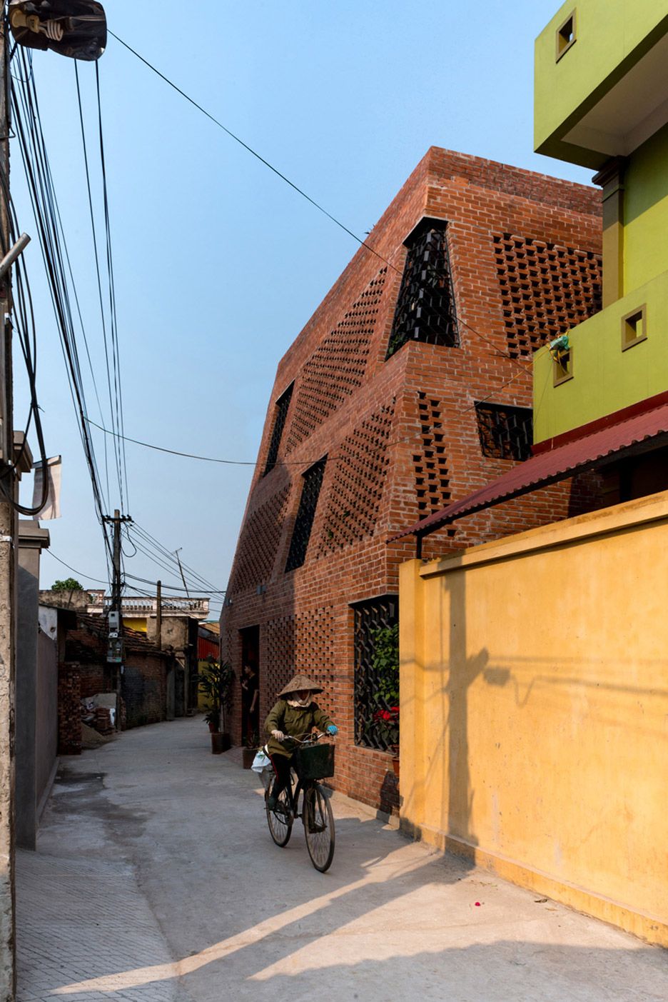 Bentuknya Seperti Gua, Rumah di Hanoi Ini Tampilannya Keren Banget!