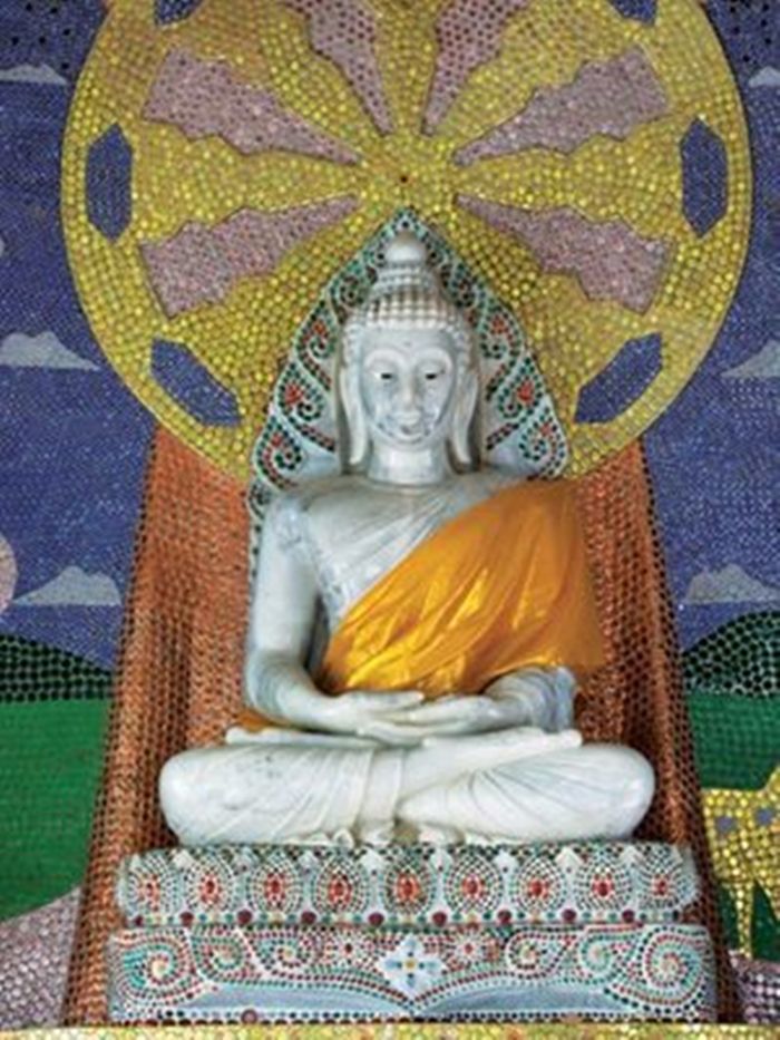 pada dinding di belakang Patung Buddha, juga didandani dengan ribuan tutup botol bekas. 