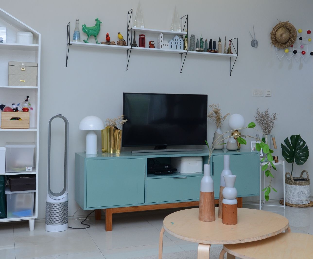 Tak hanya dapur, kabint tv di ruang keluarga juga berwarna hijau mint