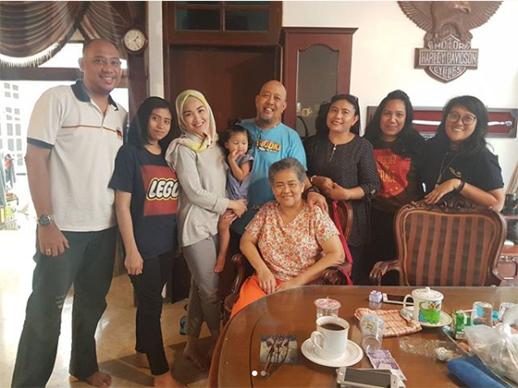 Ruang makan rumah Indro Warkop