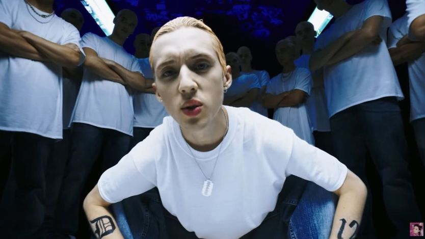 Scene di lagu 1999 milik Charli XCX yang tirukan MV Eminem