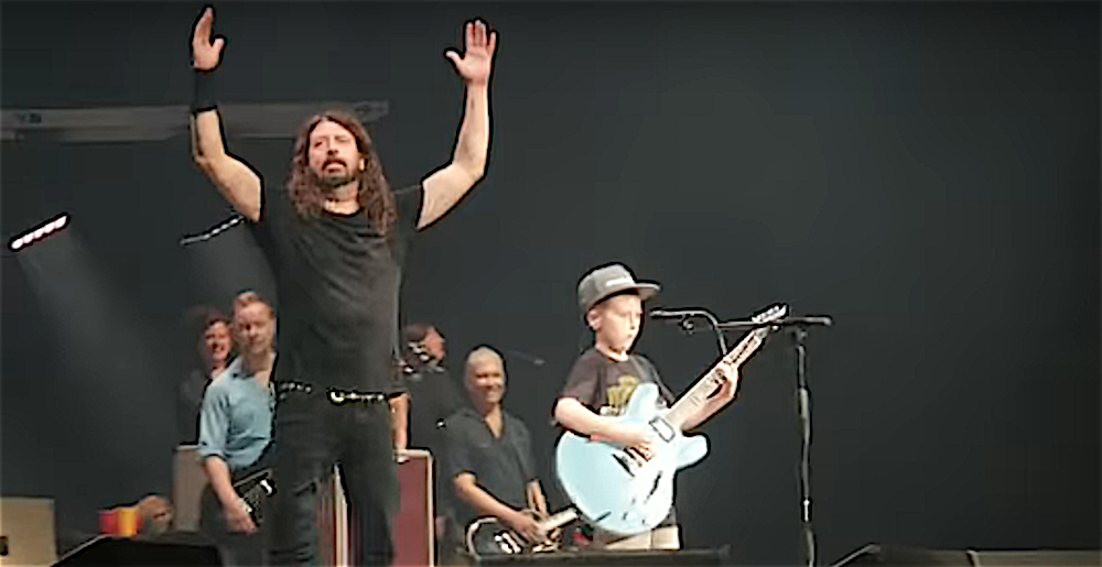 Dave Grohl diajak bocah 10 tahun cover lagu Metallica