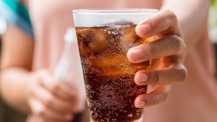 Minuman soda termasuk makanan yang harus dihindari selama musim hujan