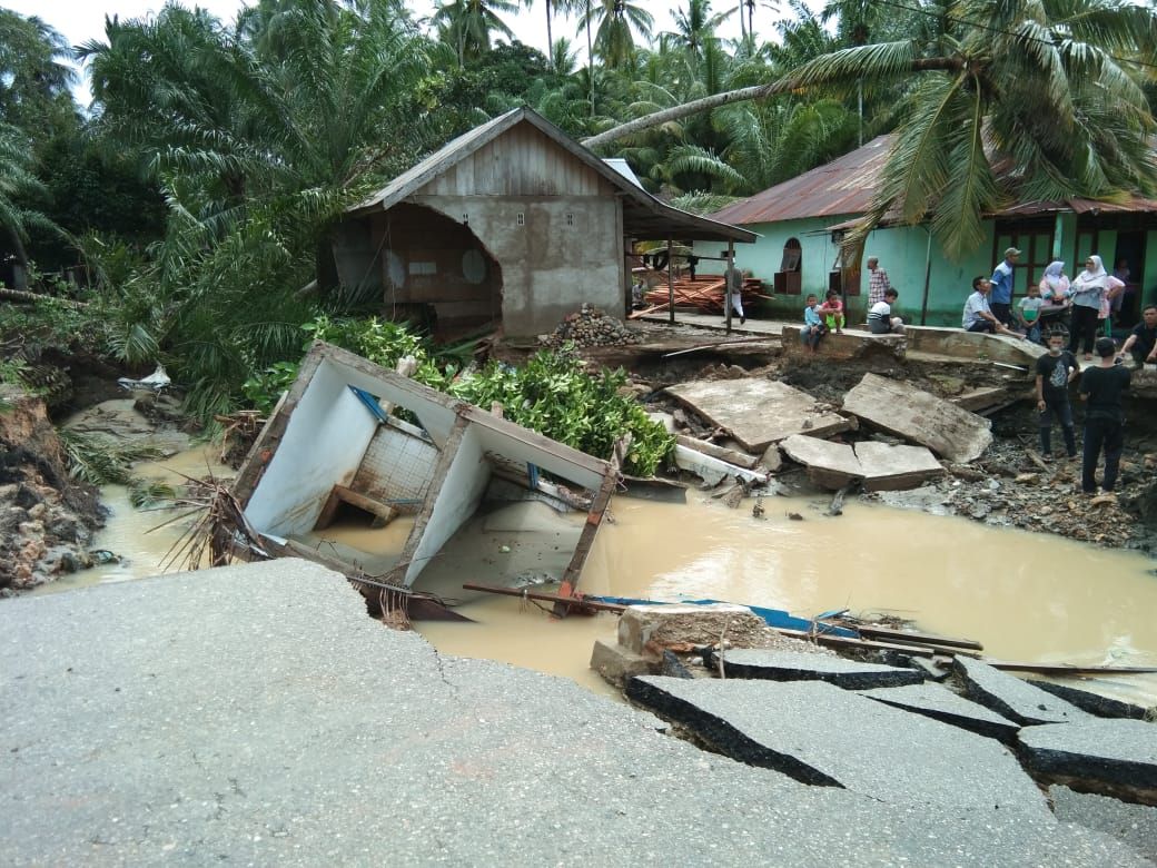 Banjir Terjang Mandailing Natal, Beberapa Bangunan Hanyut dan Rusak