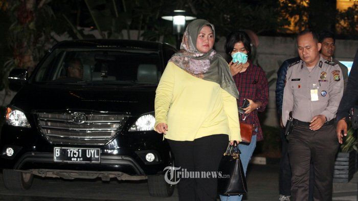 Bupati Bekasi Neneng Hassanah Yasin tiba di Gedung KPK untuk menjalani pemeriksaan di Jakarta, Senin (15/10/2018) malam.