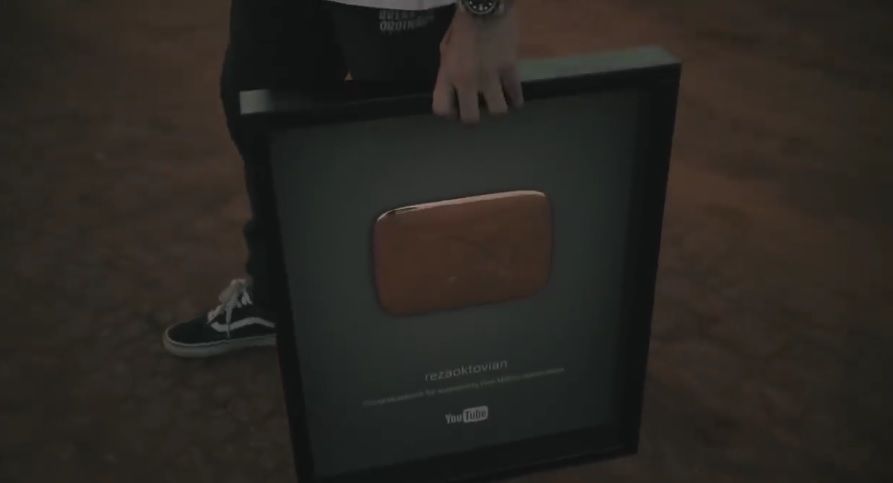 Reza Arap Oktovian Membakar Golden Play Button Miliknya