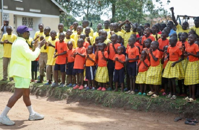 Kanye West Bagikan Yeezy Boost 350 V2 Kepada Anak-Anak di Uganda