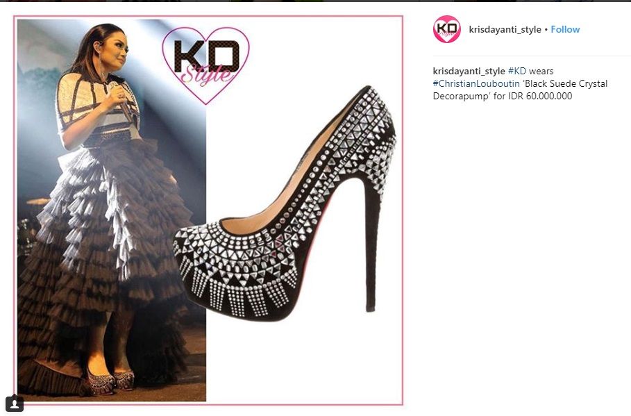 Krisdayanti dengan sepatu Louboutin seharga Rp60 juta
