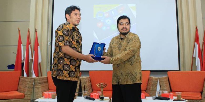 Kepala Sub-Bidang Pemeliharaan Sistem Jaringan BNPB Ario Akbar Lomban mewakili Sutopo menerima penghargaan dari Mafindo