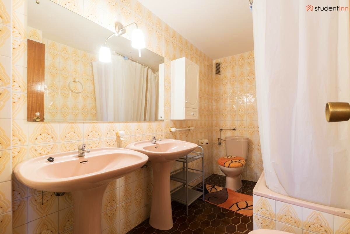 Kamar mandi menjadi “indikator” untuk mengukur seberapa jorok atau seberapa bersih si pemilik rumah.