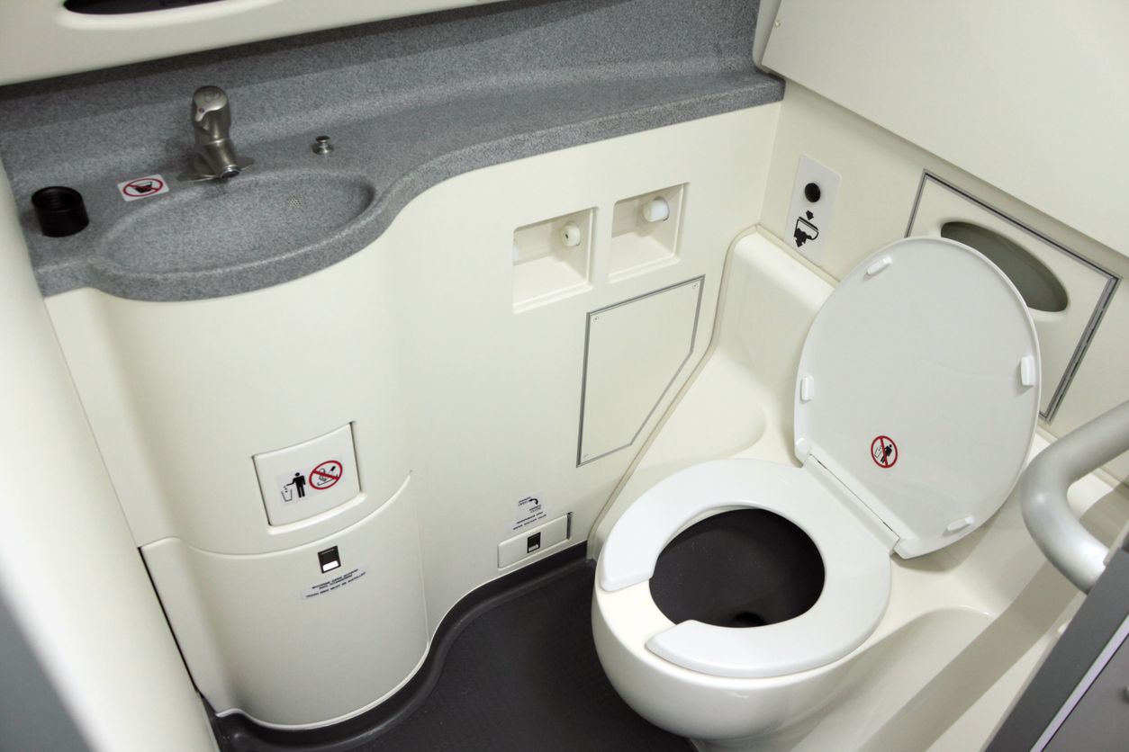 ilustrasi toilet pesawat terbang