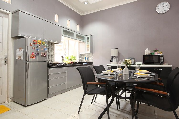 Inpirasi desain interior warna abu-abu di ruang dapur