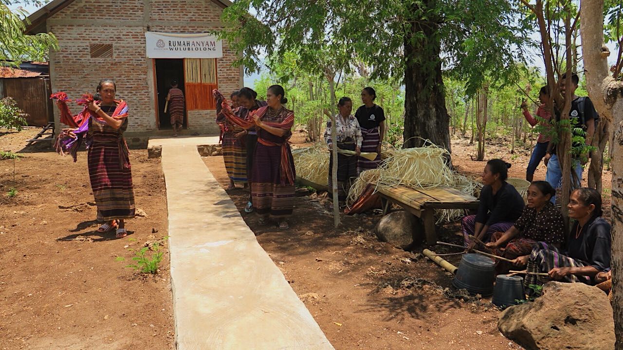 Penyambutan di desa binaan Du'Anyam di Flores Timur, NTT