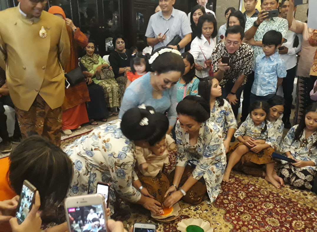 Tanah si keluarga nginjek mengadakan bayi pada acara Kalimantan Selatan: