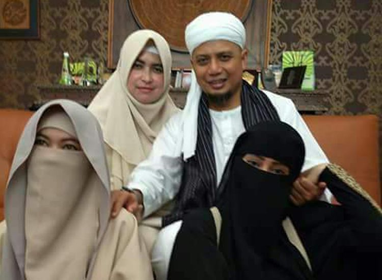 Ustaz Arifin Ilham dan 3 Istrinya