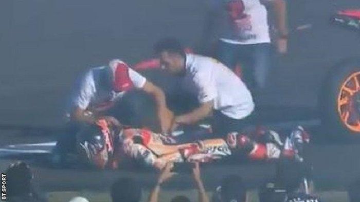 Marc Marquez yang sempat berbaring di aspal karena mengalami cedera bahu