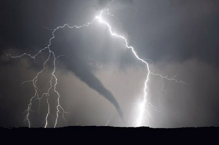 Tornado tingkatan F5 yang dijuluki Jari Tuhan.