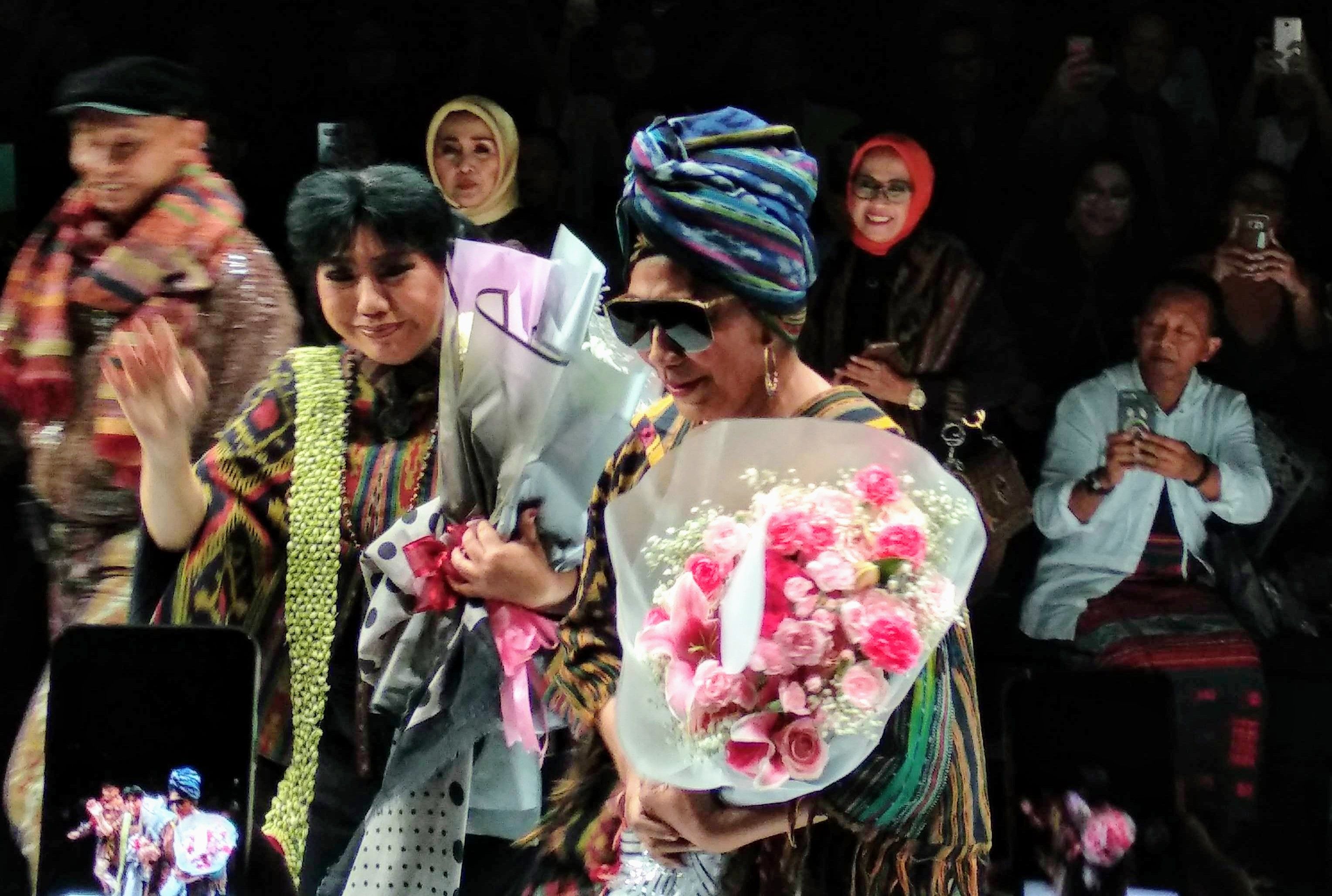 Anne Avantie dan Susi Pudjiastuti dalam acara Jakarta Fashion Week 2018 di Senayan City, Jakarta Pus