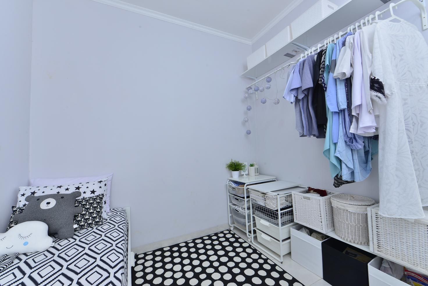 Di ruang tidur, @siskaraditya juga menggunakan open storage sebagai penyimpanan pakaian.