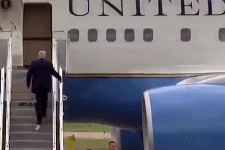 Potongan gambar video memperlihatkan sebuah tisu toilet tersangkut di sepatu kiri Presiden Amerika Serikat Donald Trump saat dia hendak menuju Minnesota