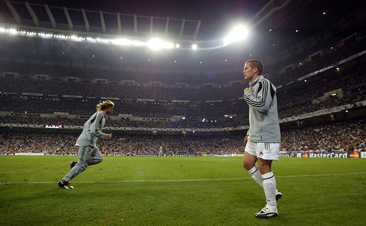 Real Madrid's substitute MIchael Owen warms up during the game