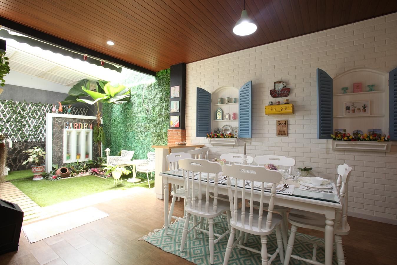 Desain Interior Ruang Keluarga Menyatu Dengan Taman Belakang | Cek
