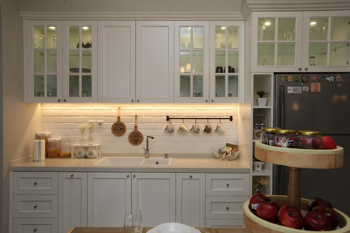 Untuk memberikan kesan modern, dapur kitchen set-nya didominasi warna putih.