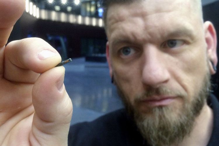Microchip yang ditanam di tubuh warga Swedia 