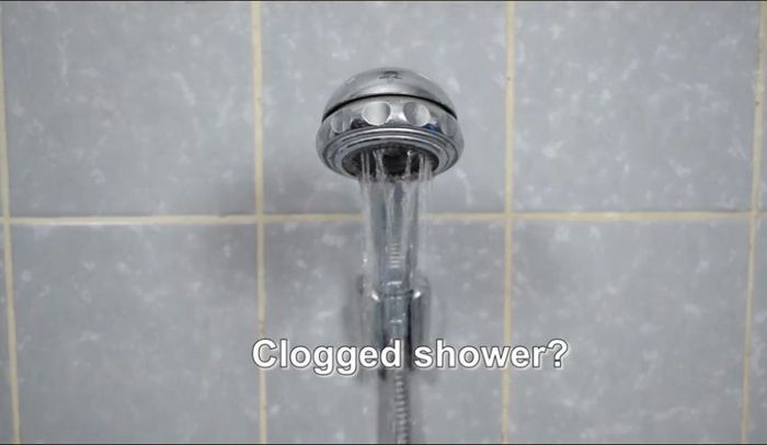 Melancarkan shower yang tersumbat