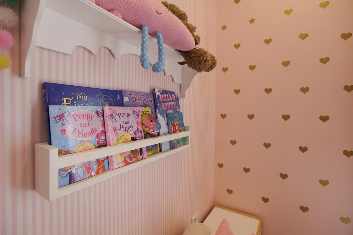 Rak gantung juga dijadikan sebagai penyimpanan di kamar anak perempuan ini.