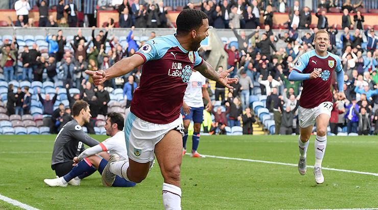 Burnley's Aaron Lennon (left) celebrates scoring his side's second goal of the game during the Premi