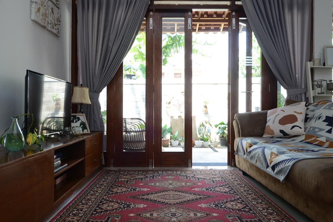 Interior rumah ini terinspirasi dari vila di Bali.