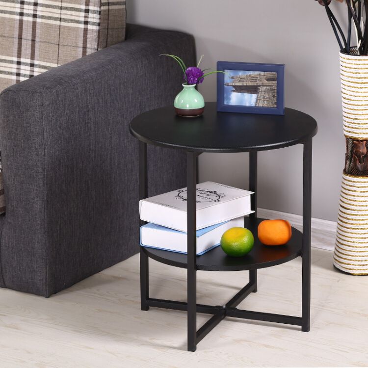 Gunakan coffee table kecil dan diletakkan di sudut ruangan
