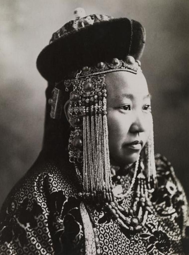 Putri Mongolia, lengkap dengan 'seragamnya', berpose pada 1920-an.