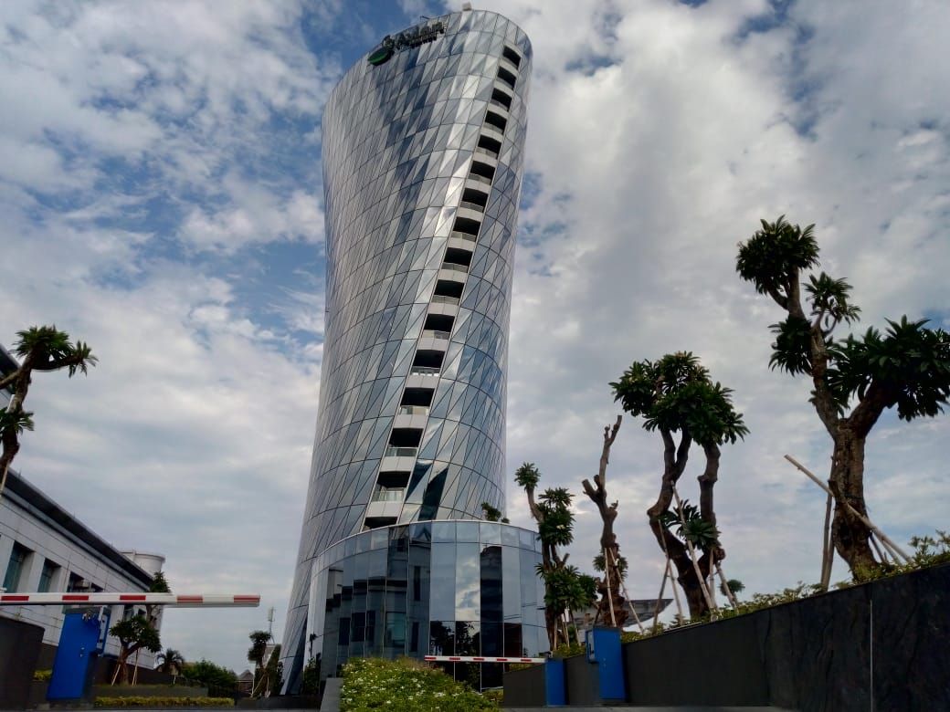 Gedung Avian Brand yang lokasinya ada di tepi jalan Ahmad Yani, Surabaya.