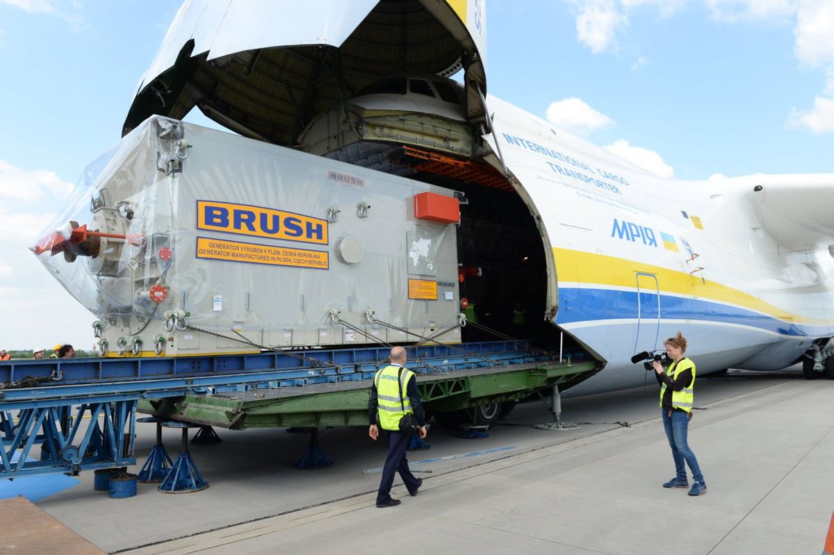Perusahaan logistik DB Schenker memuat generator listrik 117-ton Brush ke pesawat Antonov An-225.