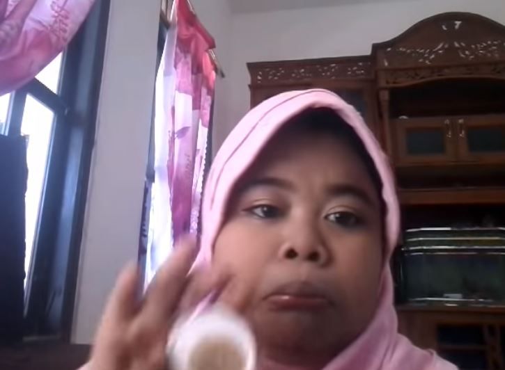 Rahmawati Kekeyi memberikan tutorial make up