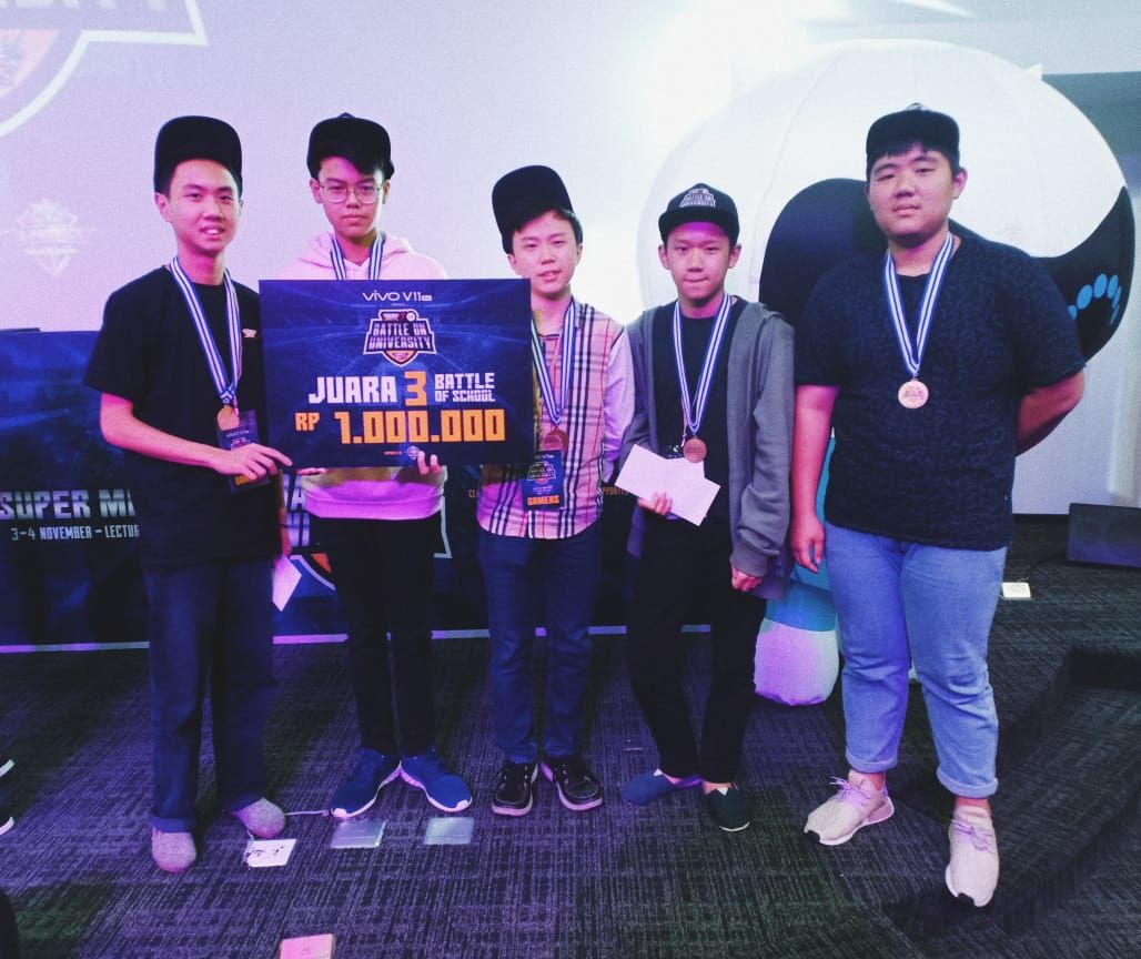 Tim Kristoforus mendapatkan juara ketiga tingkat SMA pada event Battle on University yang dipersemba