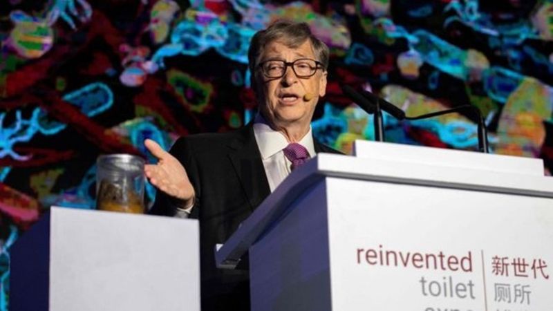 Bill Gates Pamerkan Toples Berisi Kotoran Manusia